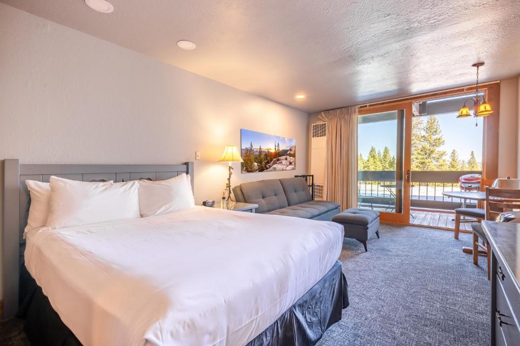 特拉基Hotel Style Room in The Timber Creek Lodge condo的一间带大床的卧室和一间客厅