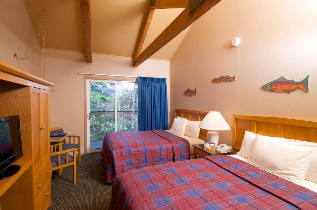 麦金利公园德纳利布拉夫斯酒店的酒店客房设有两张床和电视。