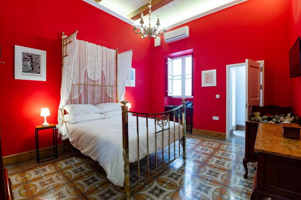 佩奥拉Monreal Boutique Townhouse - R024RM4的卧室配有红色墙壁内的一张床