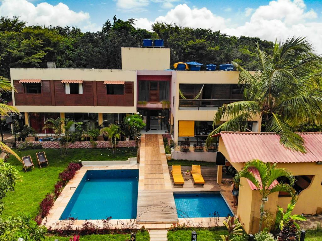 皮帕Iduna Hostel的享有带游泳池的房屋的空中景致