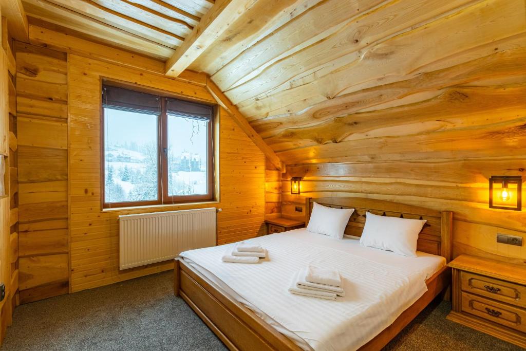 亚布卢尼齐亚Rich OAK - Багатий Дуб的小木屋内一间卧室,配有一张床