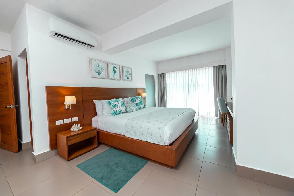 喀巴里特Presidential Suites Cabarete - Room Only的一间卧室设有一张床和一个大窗户