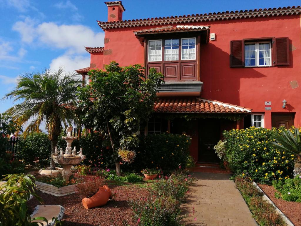 特格斯特Villa La Victoria的前面有花园的红色房子