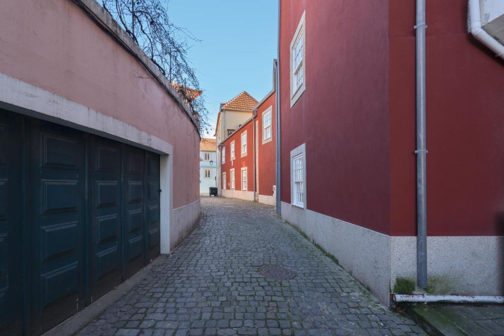 波尔图Habitatio - Foz的一座空洞的小巷,有红色的建筑和车库