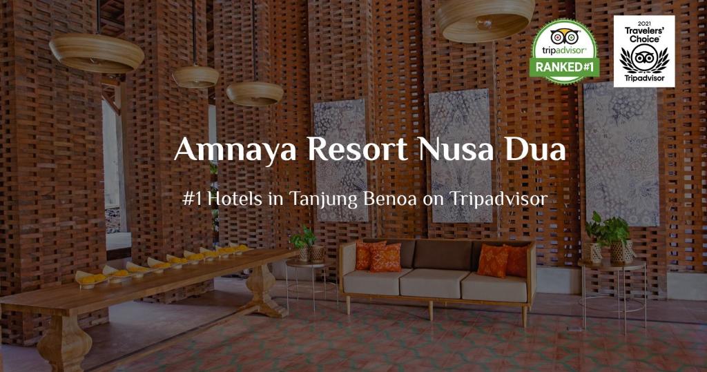 努沙杜瓦Amnaya Resort Nusa Dua的客厅配有沙发和桌子