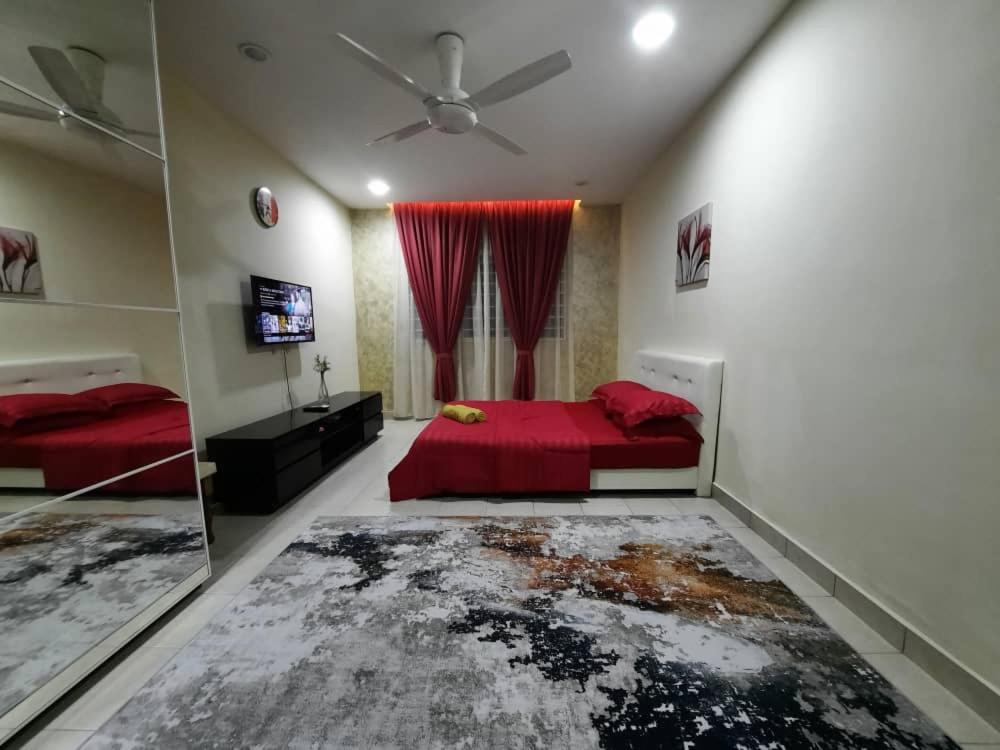 普特拉贾亚HillTree Homestay Putrajaya的一间卧室配有红色的床和镜子