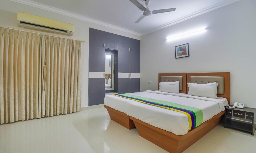 钦奈Treebo Trend Rithikha Inn Elite Chennai Trade Centre的一间卧室,卧室内配有一张大床
