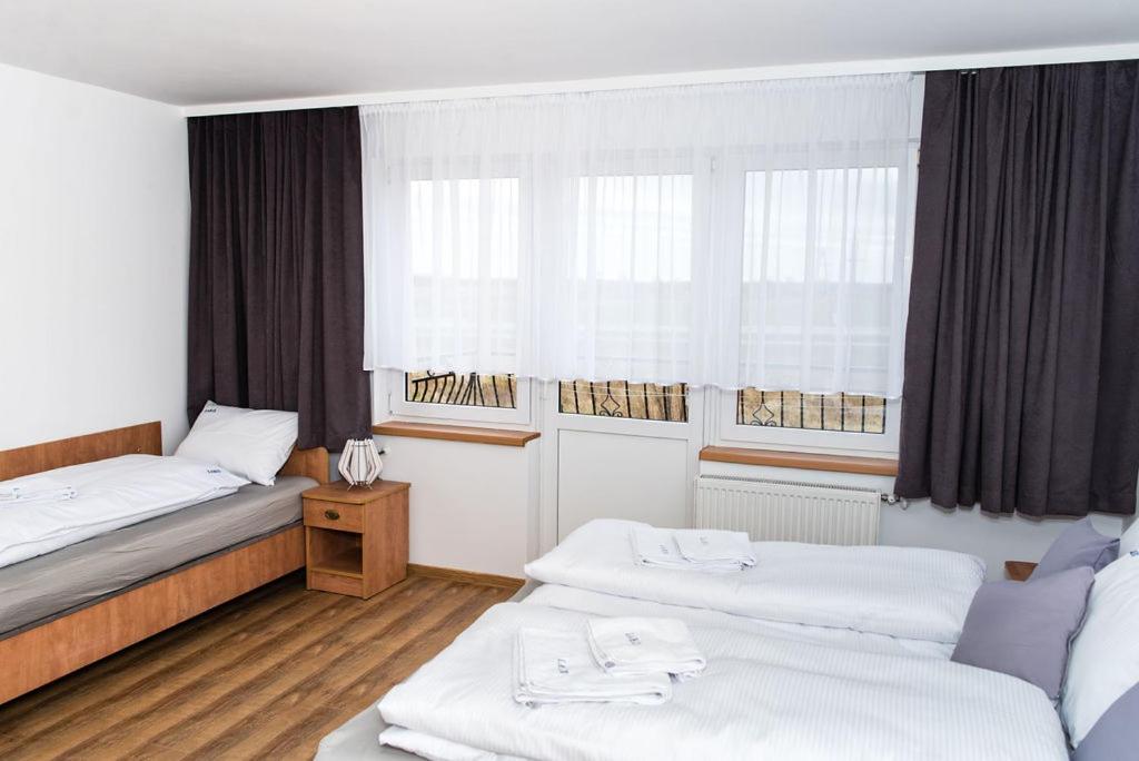 里沃Dom Wczasowy Larix的酒店客房带两张床和窗户