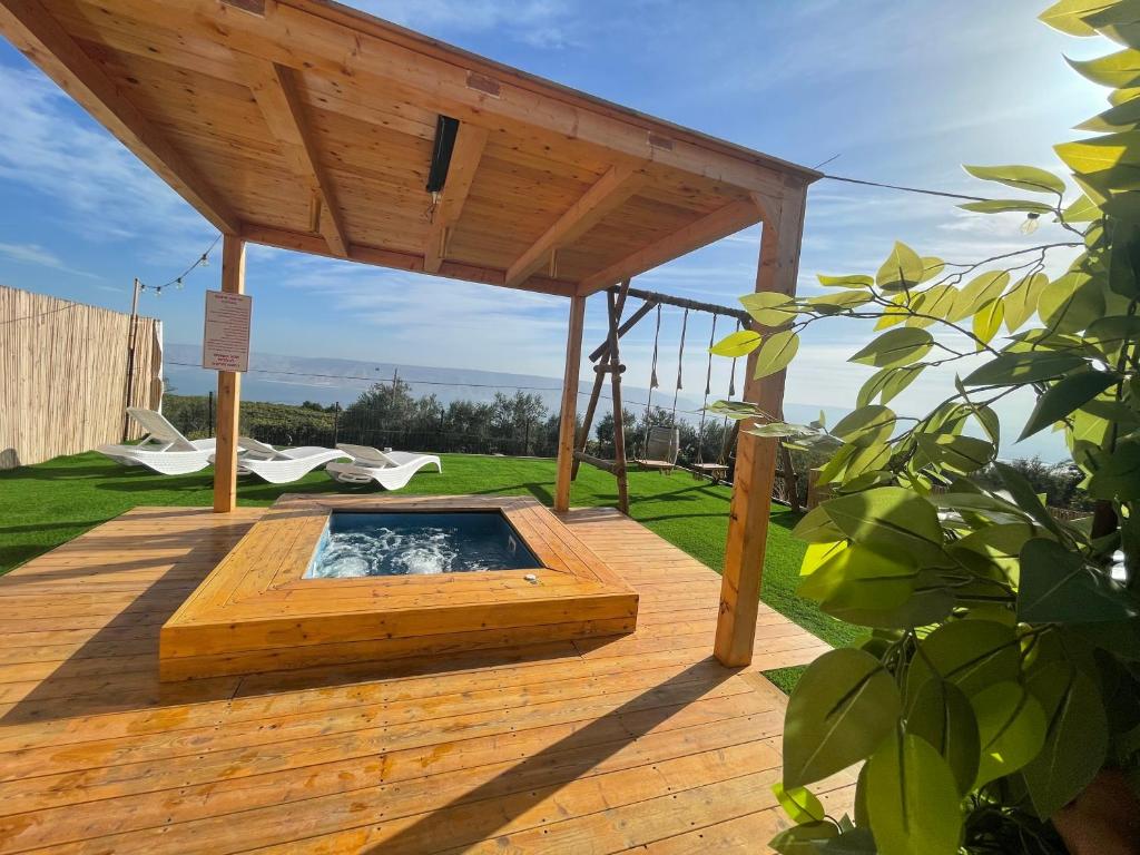 Poriyyaנוף המצוק的木屋顶下带热水浴池的木甲板