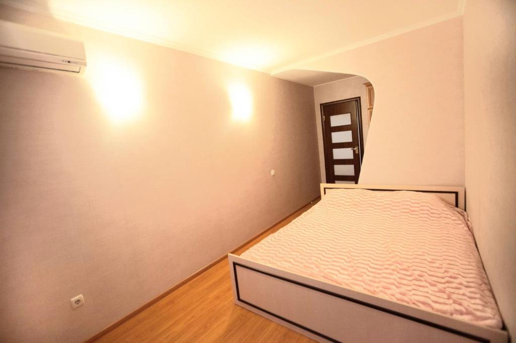 切尔诺莫斯克Двухкомнатная квартира 300м от моря ул Парковая 18 отчетные док的小卧室设有一张床和梯子