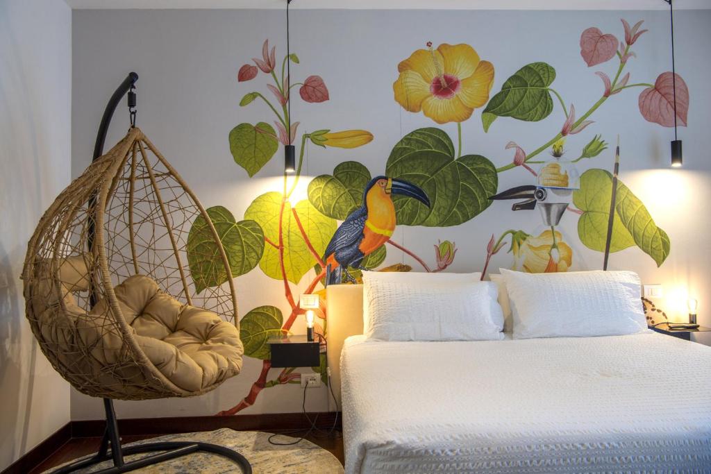 特伦托Habitat Apartments的卧室配有秋千床和椅子。