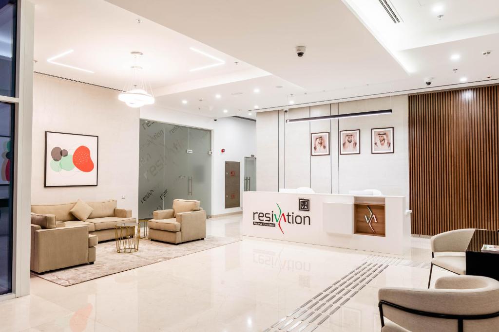 迪拜Resivation Hotel的一间商店的大堂,配有沙发和椅子