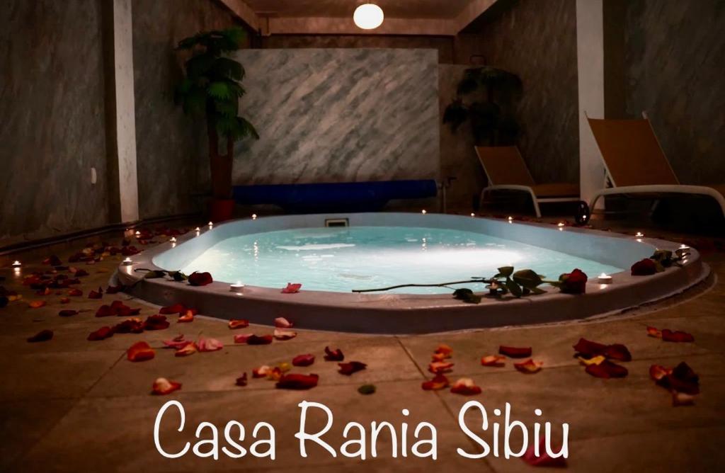 锡比乌Casa Rania的地板上一个装满红玫瑰的大浴缸