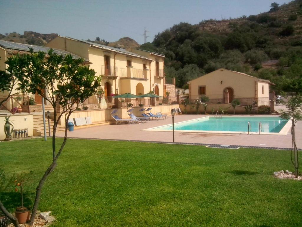 圣泰雷萨迪里瓦Patitiri的一座带游泳池和房子的别墅