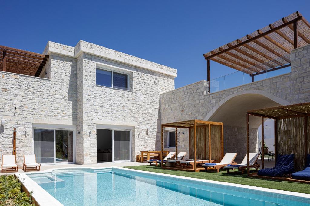 Agios DimitriosMandana Villa - With Private Pool & Jacuzzi的一个带游泳池和庭院的别墅