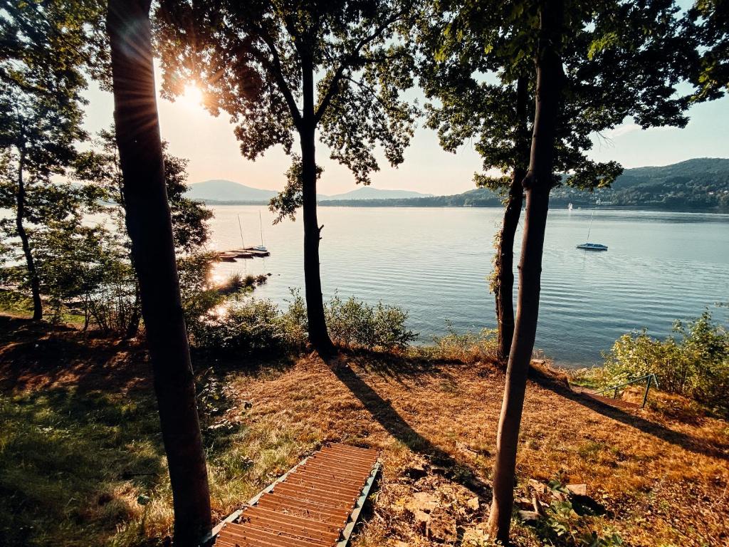 耶维克Żywiecka Przystań的享有湖泊和水中船只的景色
