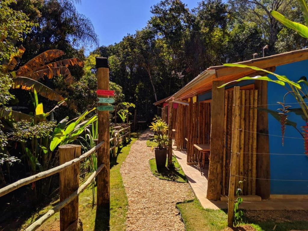索科罗Toca do Roka的通往带围栏的房子的路径