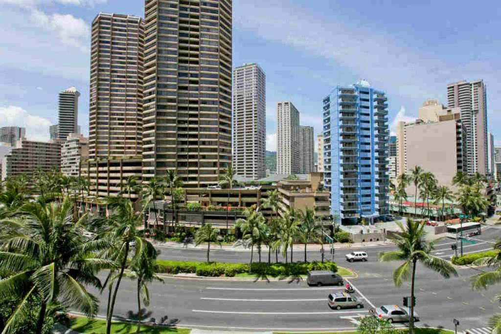 檀香山伊利凯塔楼525号度假屋 的拥有高楼和棕榈树的城市天际线