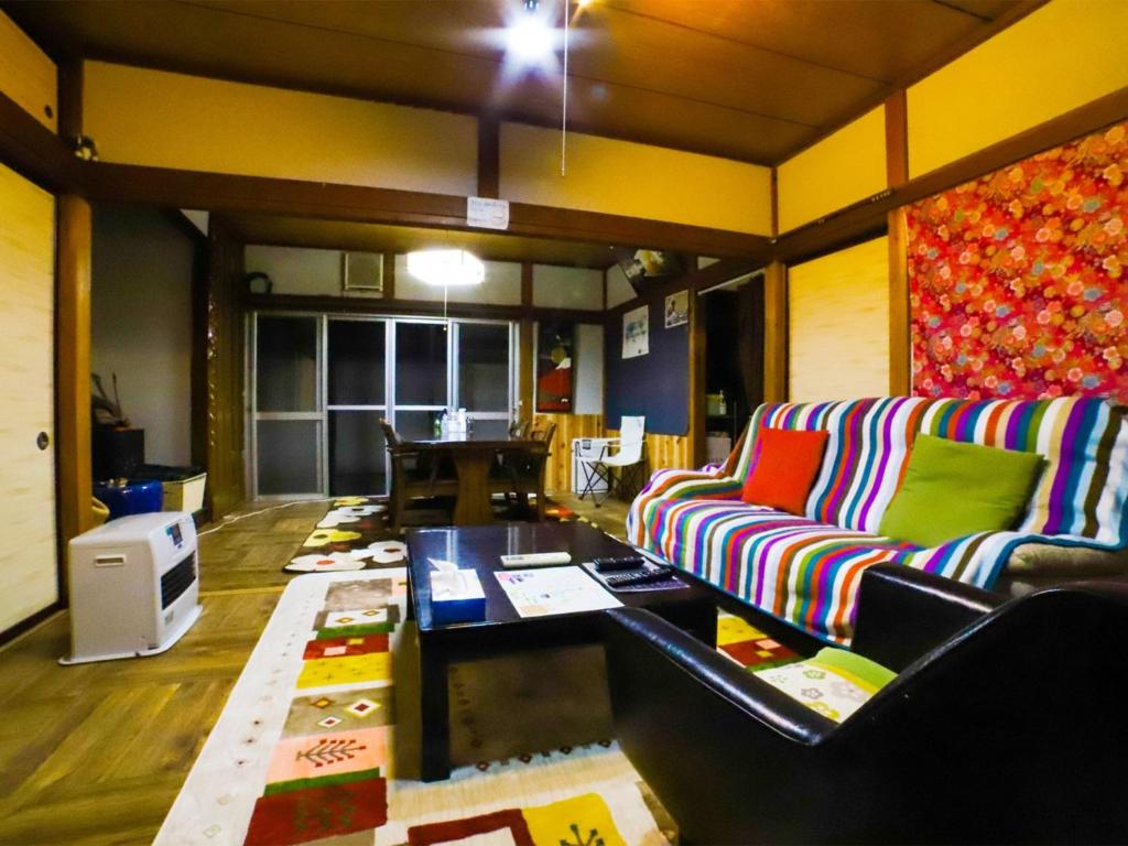 富士宫市Guesthouse TOKIWA - Vacation STAY 01079v的带沙发和咖啡桌的客厅