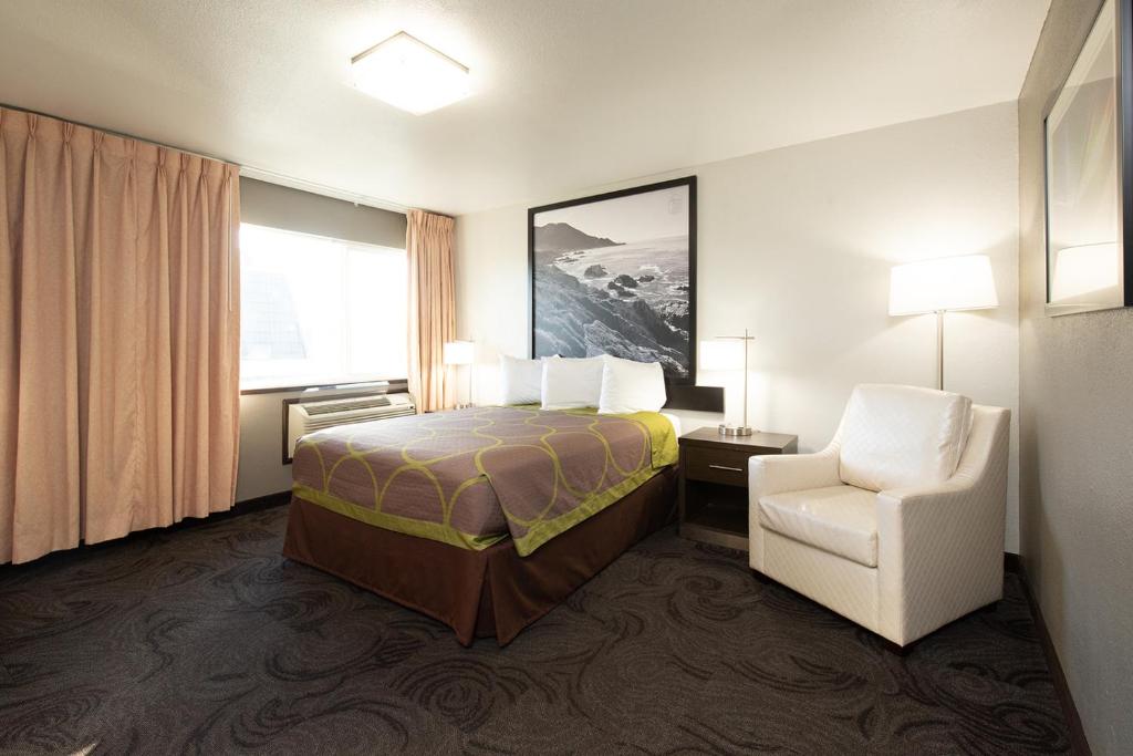 尤里卡尤里卡速8酒店的配有一张床和一把椅子的酒店客房