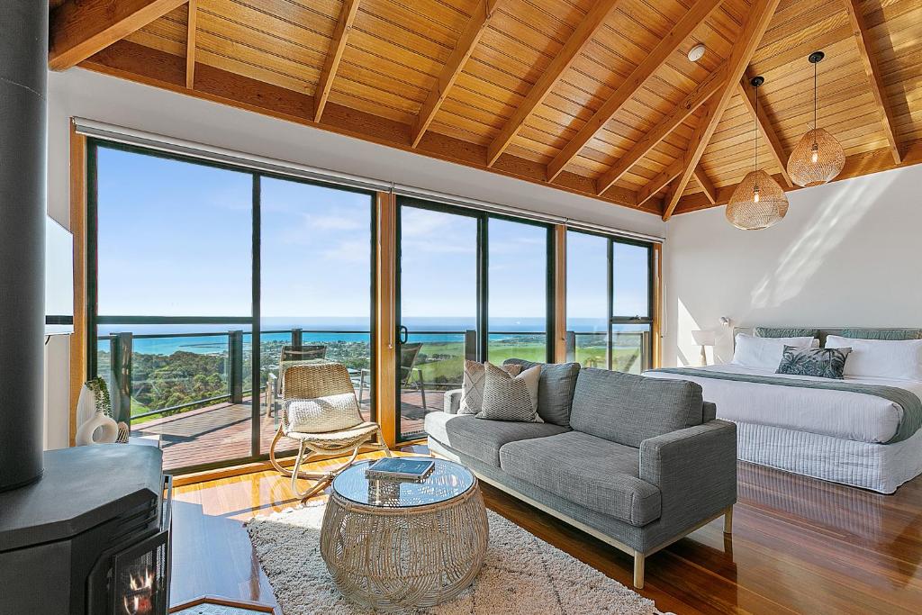 阿波罗湾Point of View Villas的带沙发、床和窗户的客厅