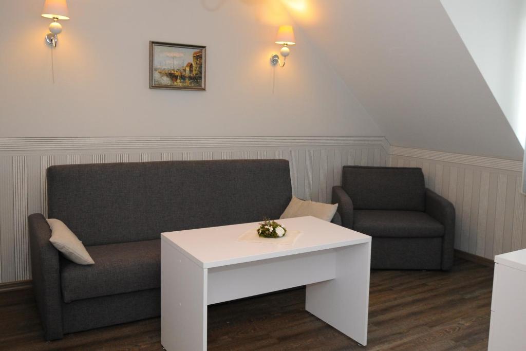 达洛科卡梅拉别墅旅馆的客厅配有沙发和桌子