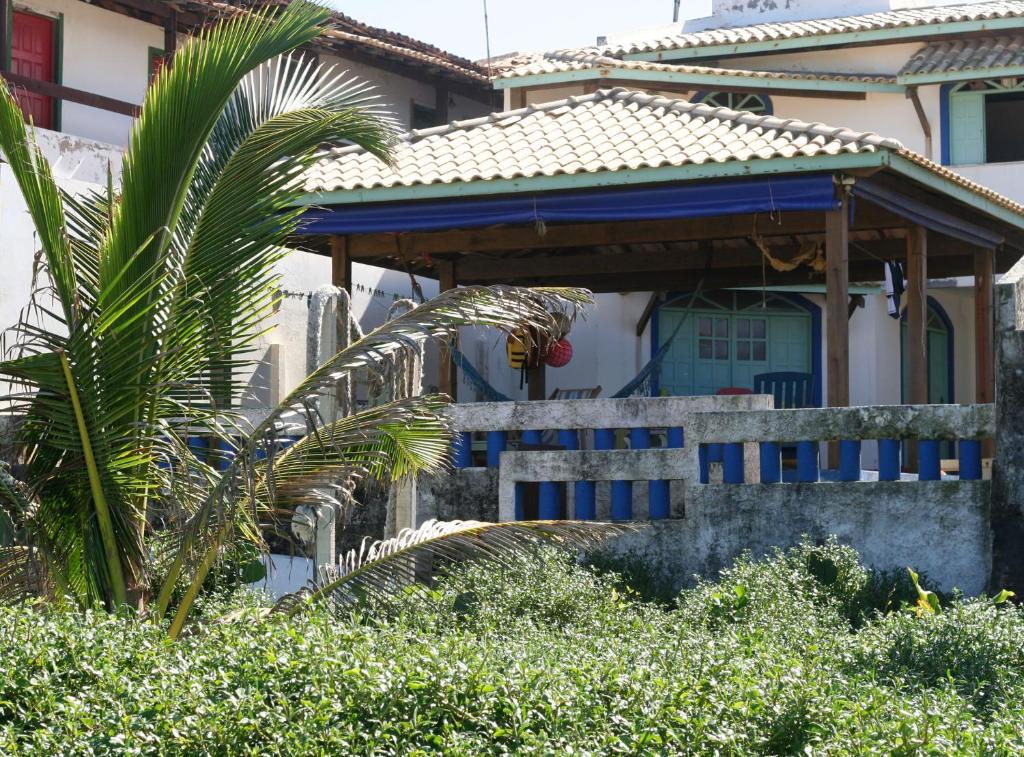 阿雷贝贝阿尔法泽玛文化住宿加早餐旅馆的一座拥有蓝色门廊和棕榈树的房子