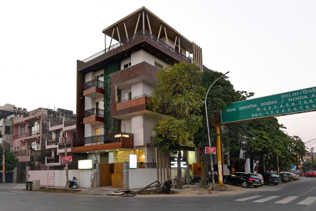 诺伊达Hotel Fortune Inn- Noida Sector 19的街道拐角处有街标的建筑物