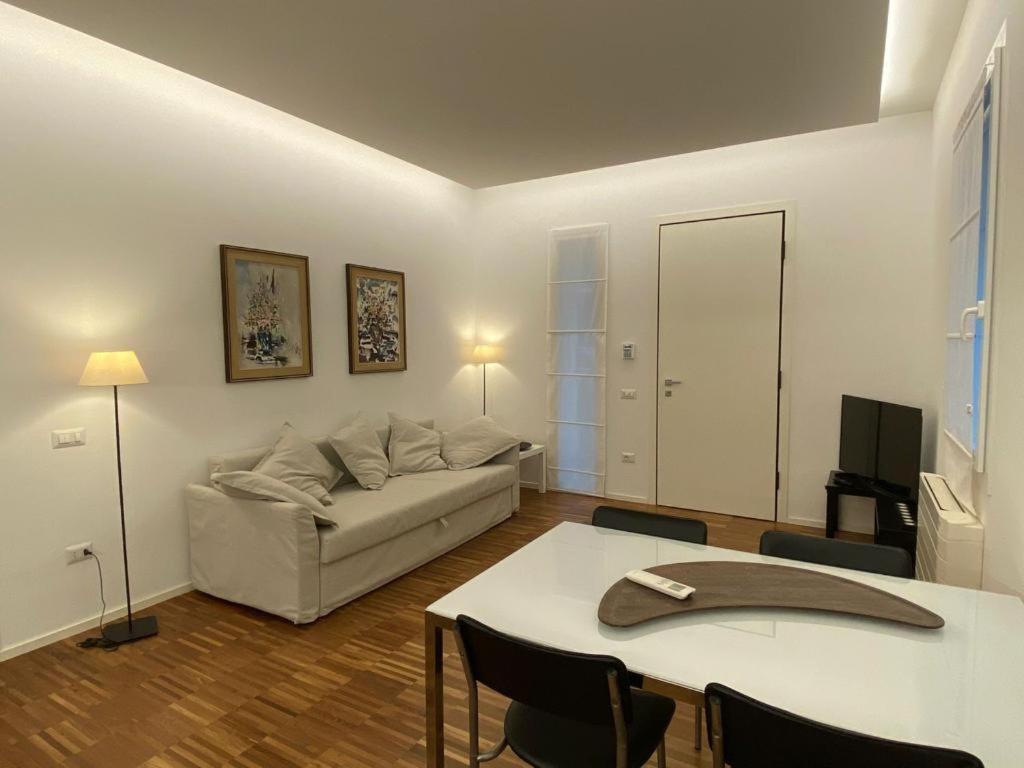 卡托利卡EM home01的客厅配有沙发和桌椅
