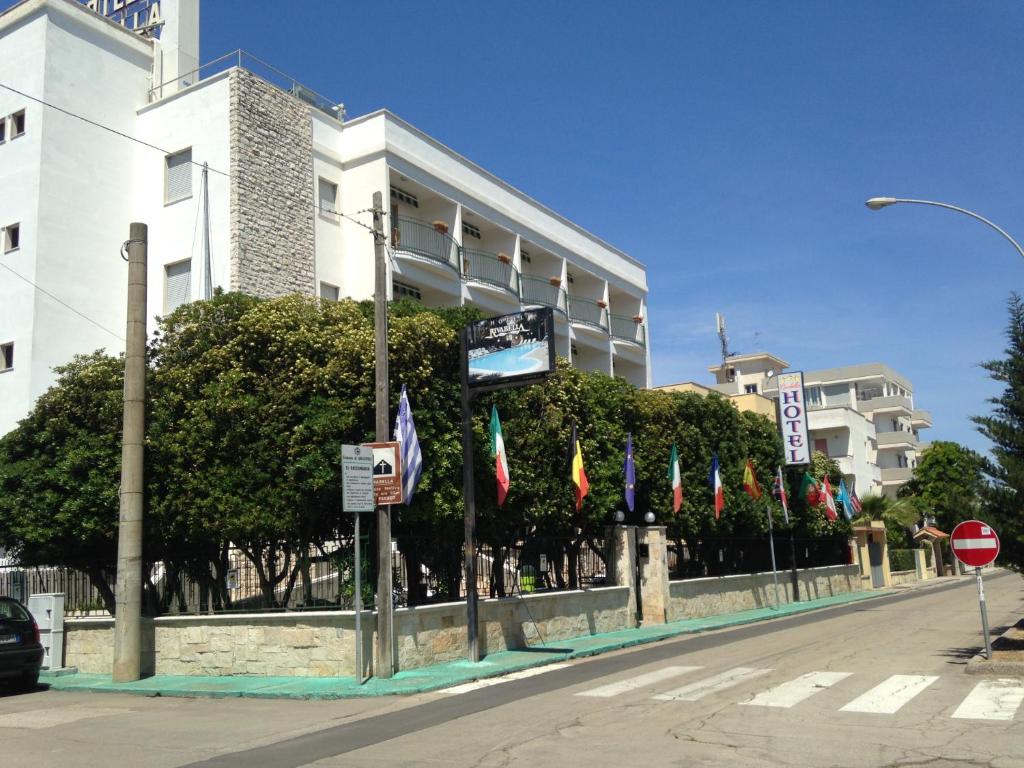 加利波利利瓦贝拉酒店的建筑物前的一排旗帜