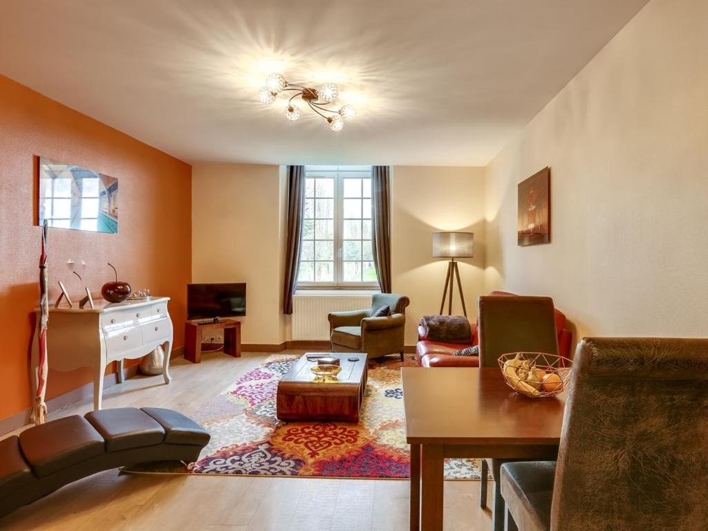 Bons-Tassily主之爱公寓的客厅配有沙发和桌子