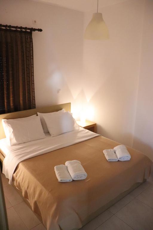 希马拉Apartments Piazza的一间卧室配有一张床,上面有两条毛巾