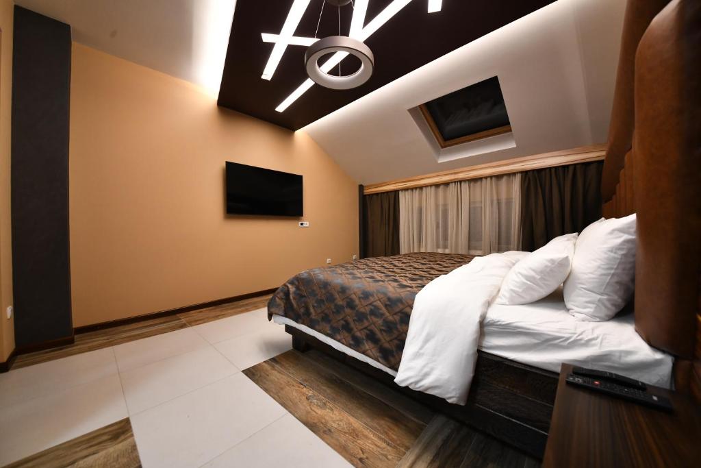 洛兹尼察Hotel Havana Loznica的一间带床和电视的酒店房间