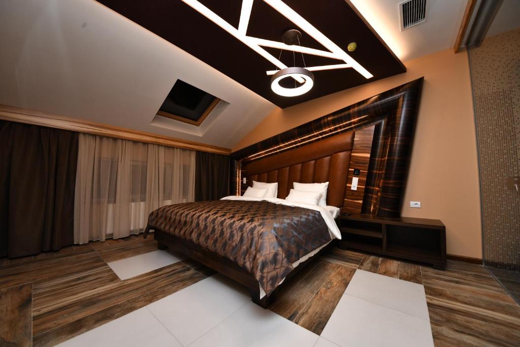 洛兹尼察Hotel Havana Loznica的酒店客房带床和天花板