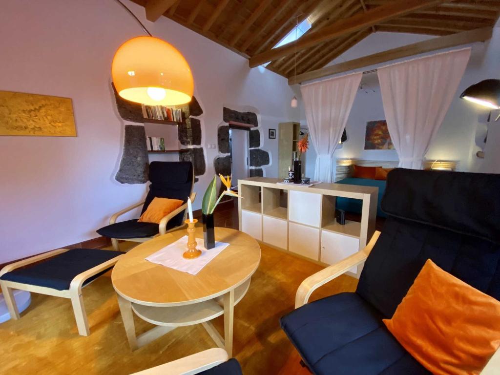 圣克鲁斯达格拉西奥萨Quinta Perpetua, Casa Flores的客厅配有桌椅