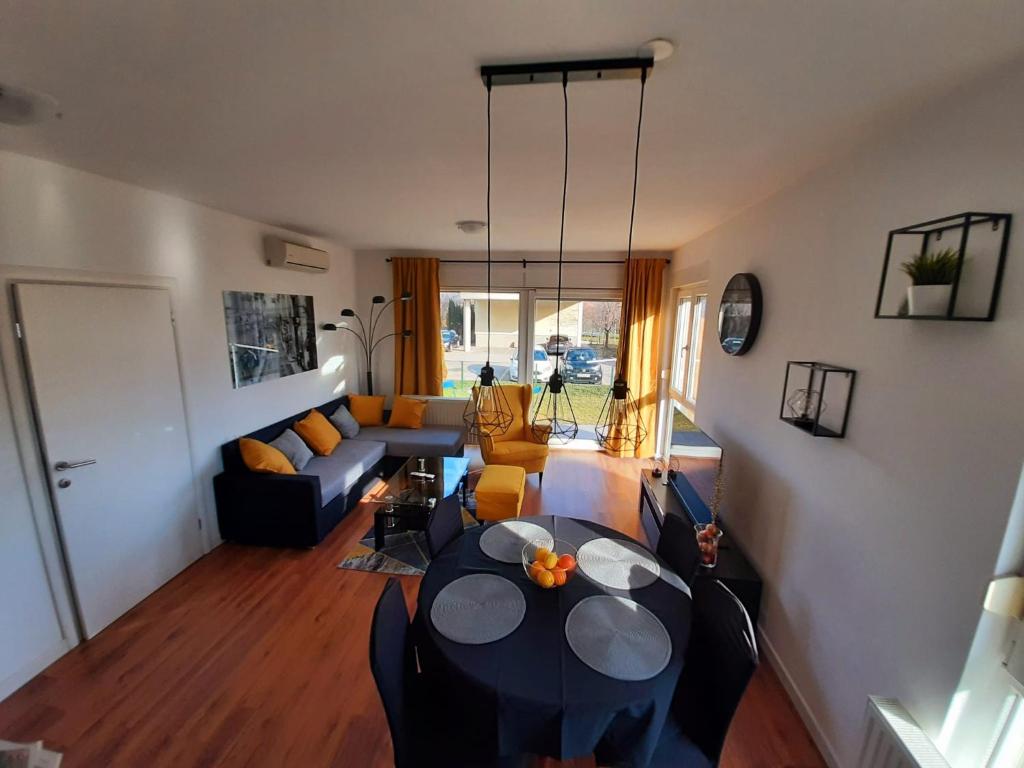 萨格勒布Apartman EVA ZAGREB的客厅配有沙发和桌子