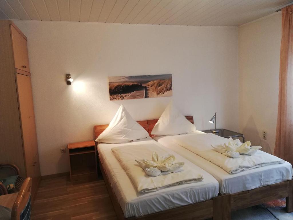 达姆施塔特Apart-1-OG-Nr2的一间卧室配有两张鲜花床。