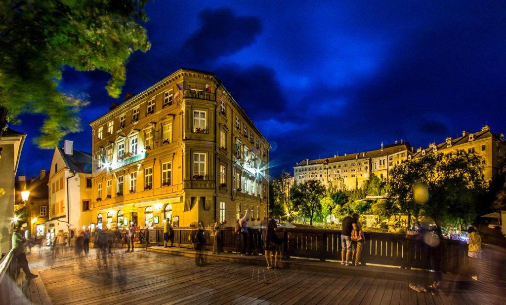捷克克鲁姆洛夫赛斯基克鲁姆洛夫德沃夏克酒店的一群人晚上在城市街道上散步