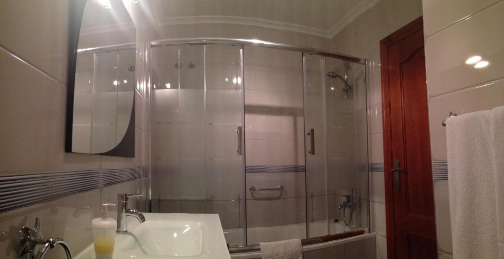 塔韦尔纳斯大道旅馆的带淋浴和盥洗盆的浴室