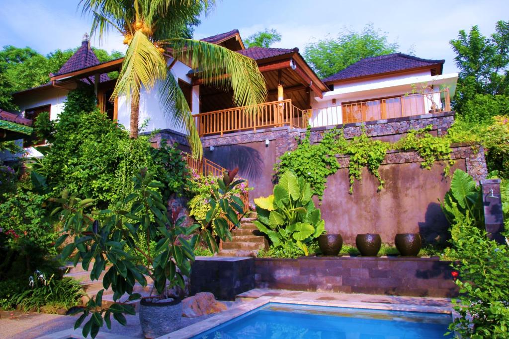 艾湄湾巴厘岛海滨别墅的房屋前有游泳池的房子