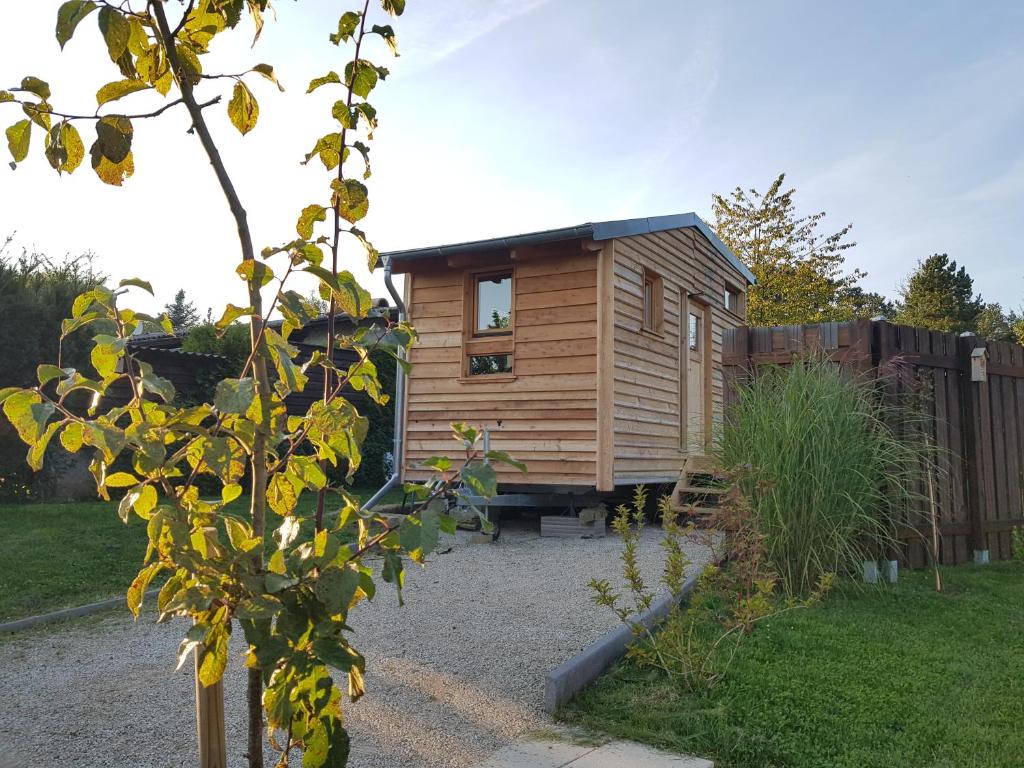 谬克Zirbenholz Tiny House "Waldhauszeit" am See的一个带栅栏的院子内的小木屋