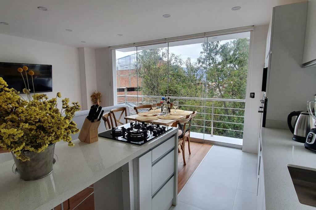瓦拉斯Diego&Sergio3 Apartment Rivero Jacuzzi Piso3的厨房配有炉灶和阳台桌子。