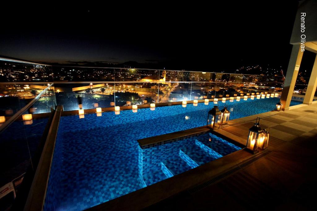 伊塔茹巴阿玛尼提柯尔酒店的享有游泳池的夜间景致