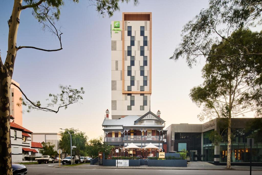 珀斯Holiday Inn West Perth, an IHG Hotel的街道中间有高楼的酒店