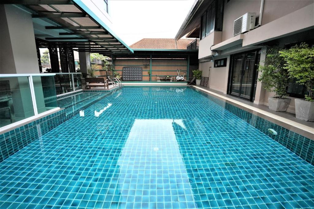 曼谷班坦瓦公寓 - 拉察达皮瑟克地铁站的一座建筑物中央的游泳池