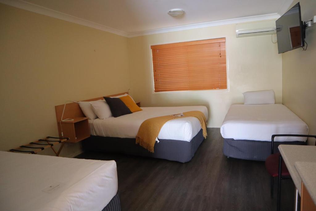 Gayndah盖恩达康特雷罗兹汽车旅馆的酒店客房设有两张床和窗户。