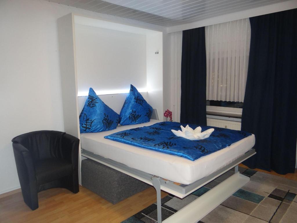 达姆施塔特Apartment-EG-04的一张带蓝色枕头的床和白色花