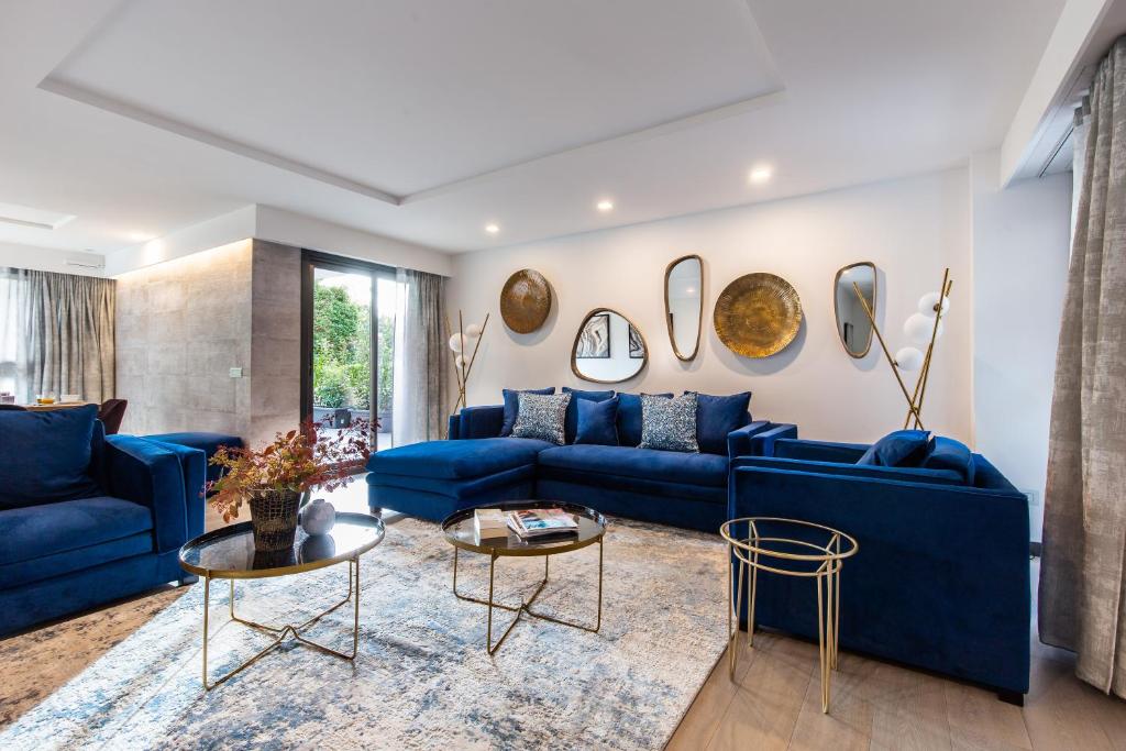 戛纳Villa Alexandra Luxury Apartments by Sweet Inn的客厅配有蓝色的沙发和桌子