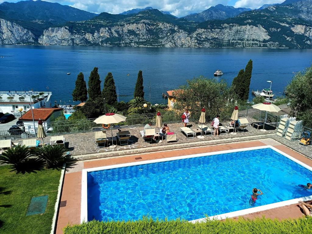 马尔切西内卡普里酒店的大型湖景游泳池