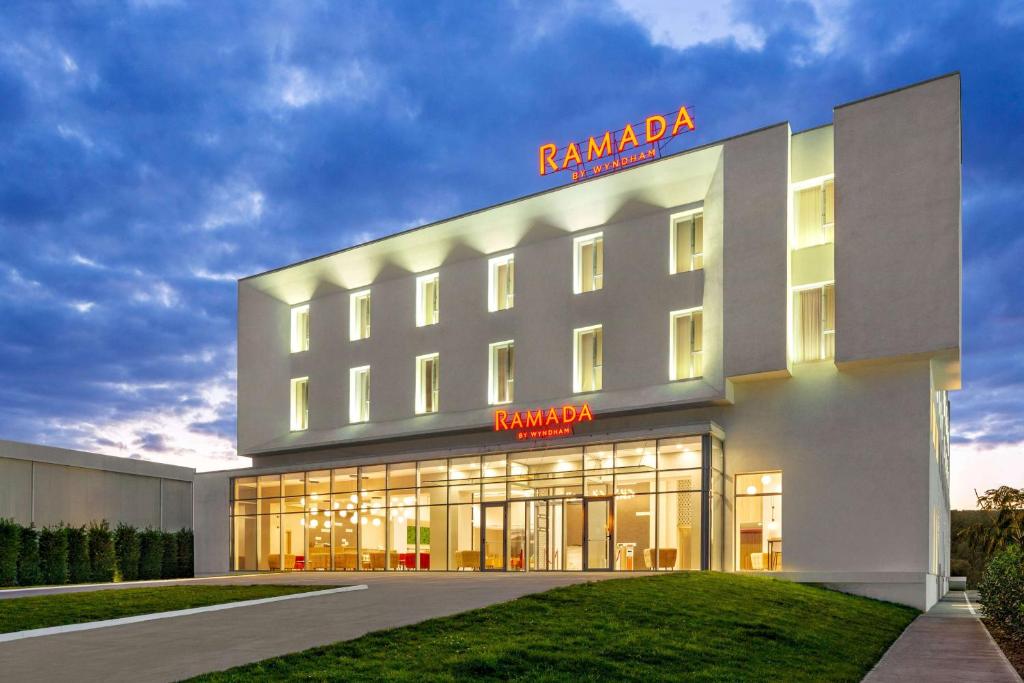 塔古玖Ramada by Wyndham Targu Jiu的罗利的辐射酒店 ⁇ 染